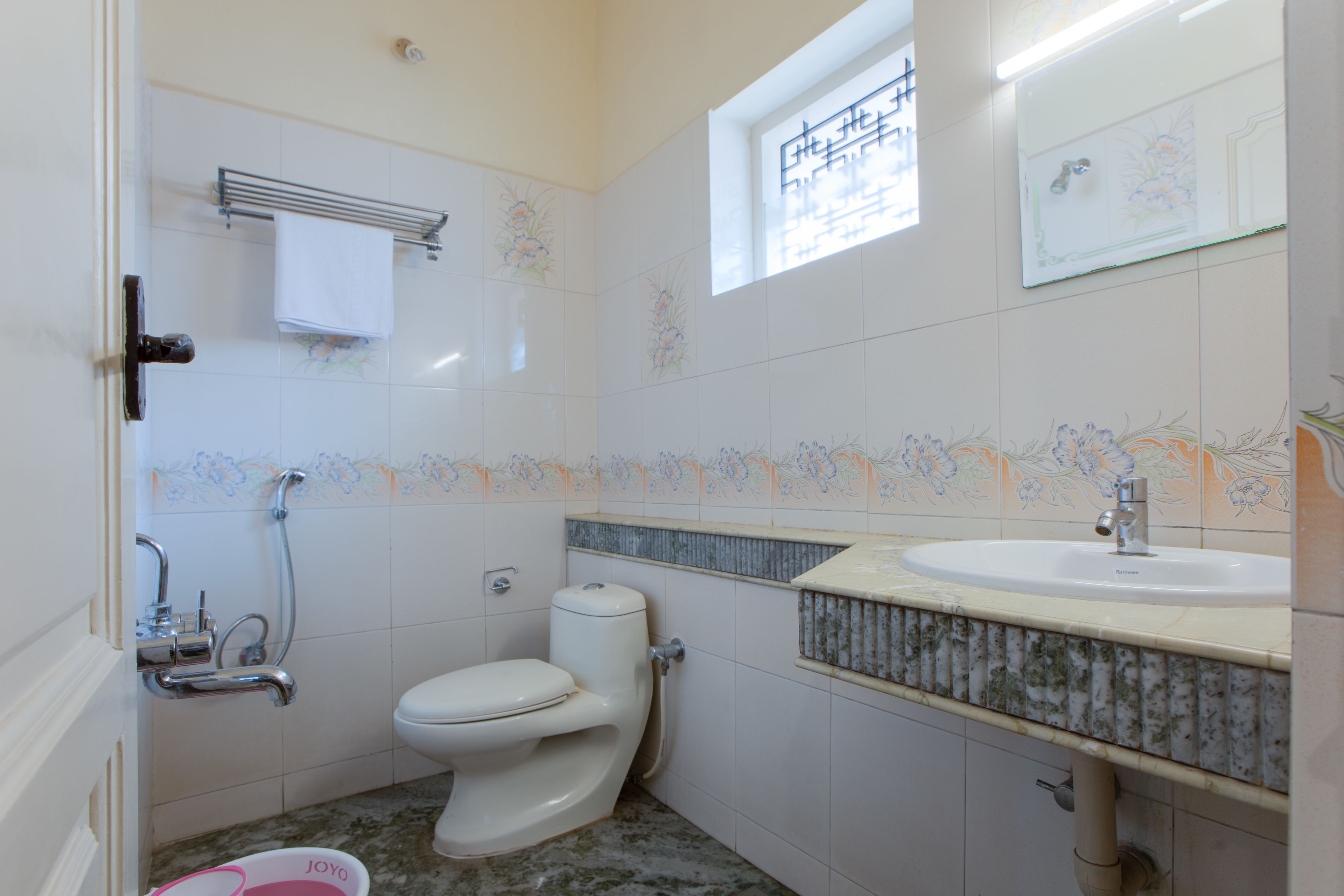 Un baño con inodoro, lavamanos y ducha.