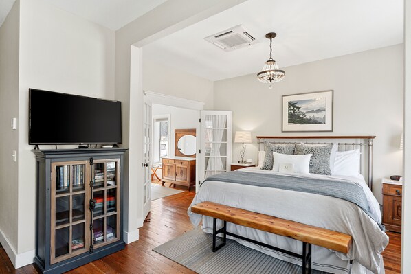 Chambre, 1 très grand lit et 1 canapé-lit (Room #2)