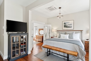 Tabla de planchar con plancha, wifi gratis y ropa de cama