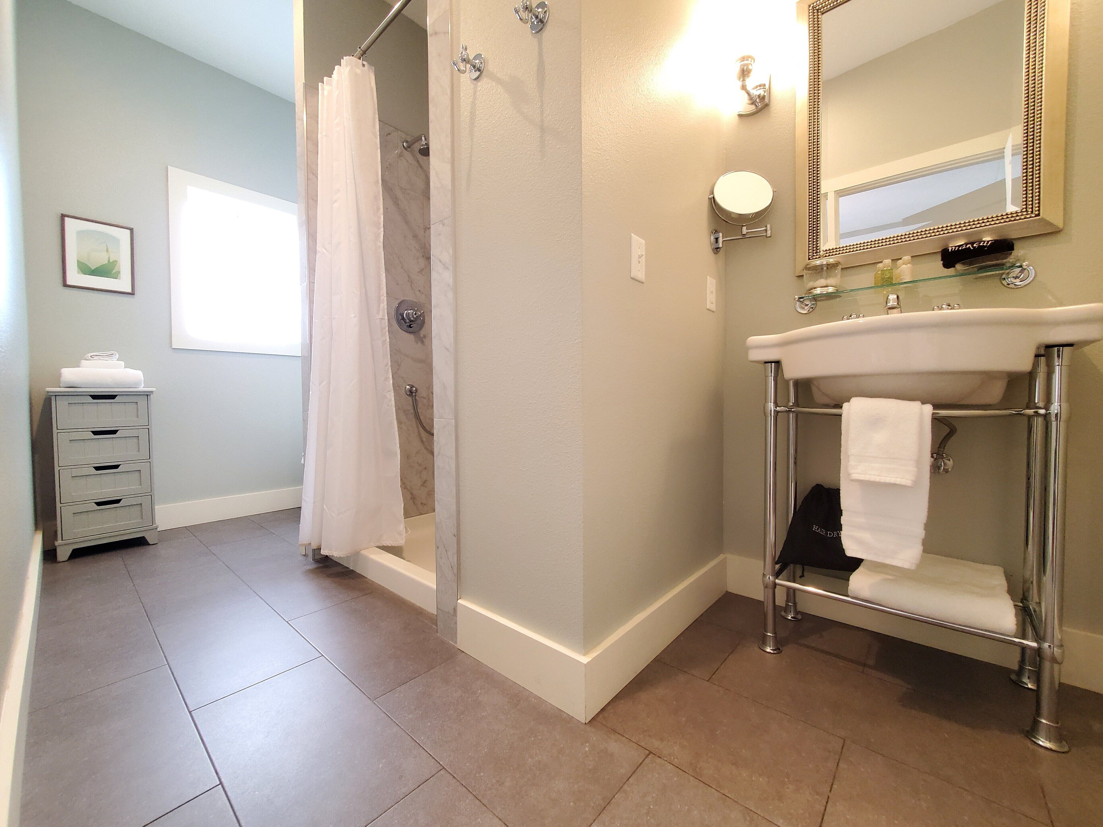 room, 1 queen bed (room #3) | bathroom | combined shower/bathtub, towels