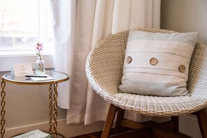 Tabla de planchar con plancha, wifi gratis y ropa de cama 