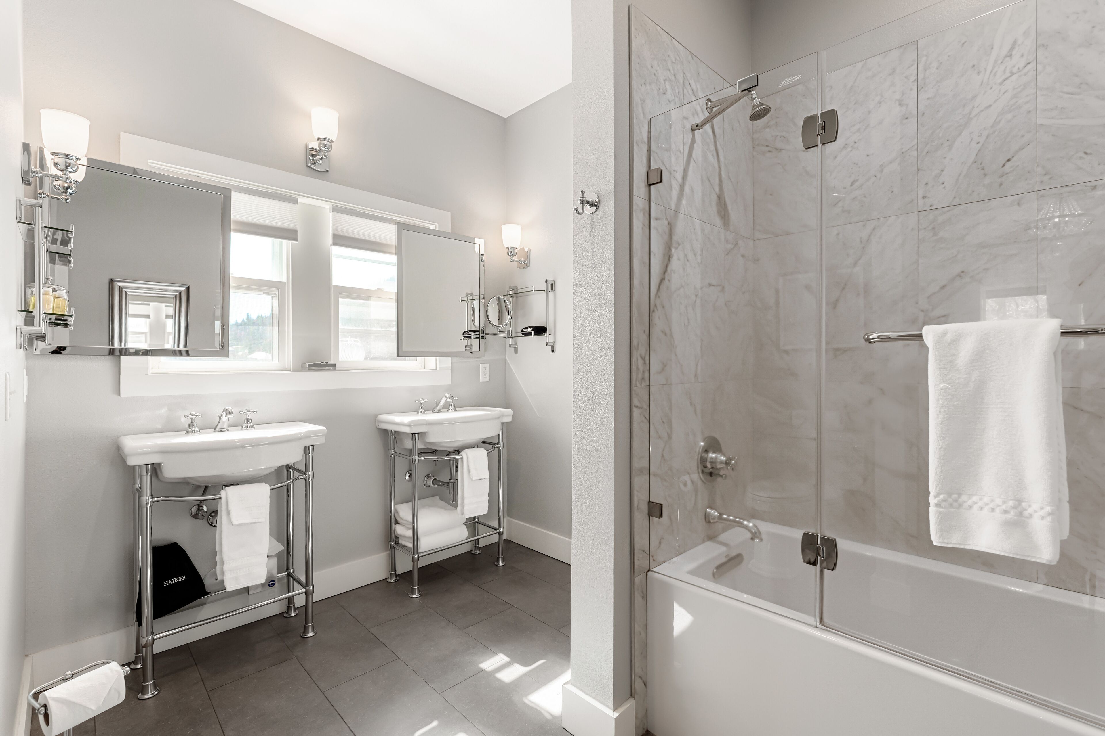 room, 1 king bed (room #6) | bathroom | combined shower/bathtub, towels