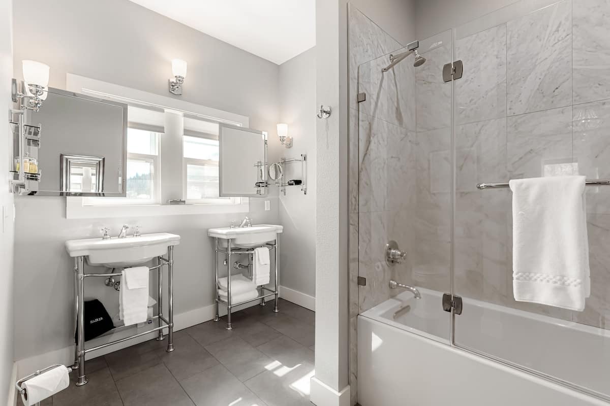 room, 1 king bed (room #6) | bathroom | combined shower/bathtub, towels