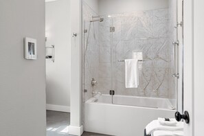 Room, 1 King Bed (Room #6) | Bathroom | Combined shower/tub, towels