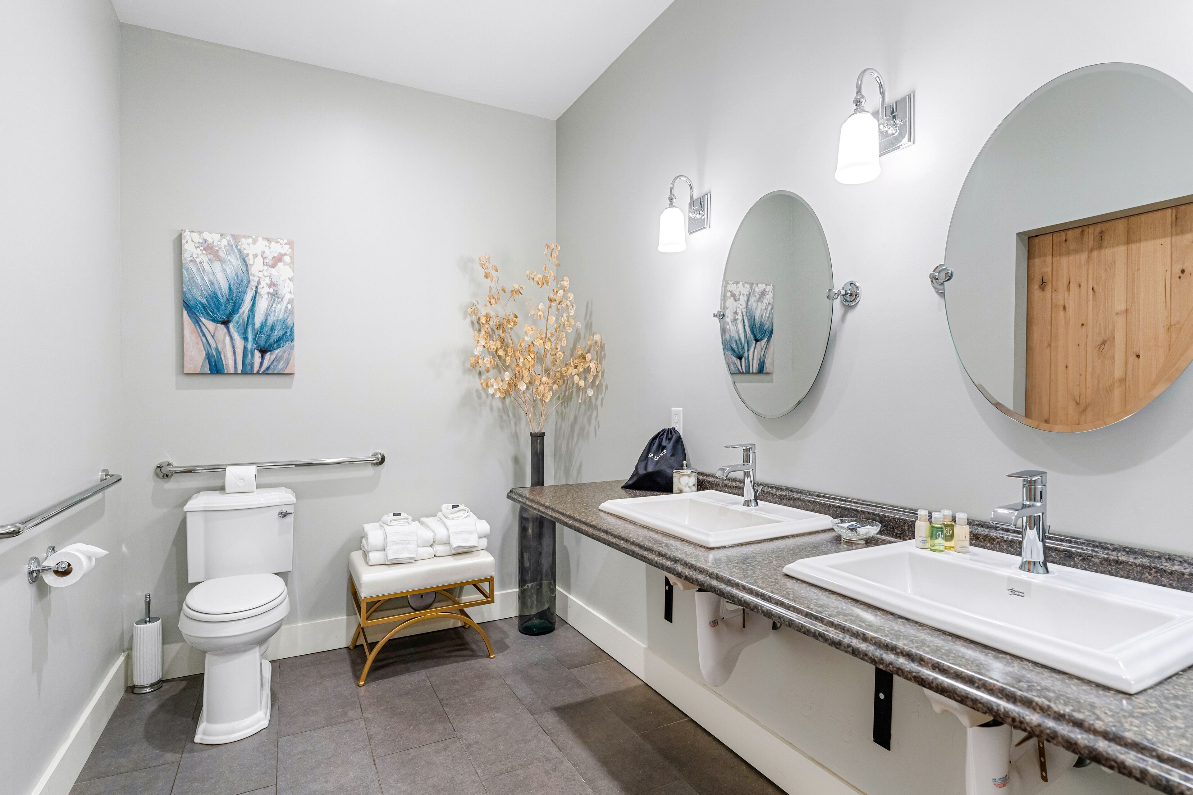 room, 1 king bed (ada accessible, room #7) | bathroom | combined shower/bathtub, towels