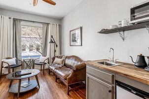 Tabla de planchar con plancha, wifi gratis y ropa de cama