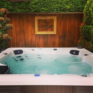 Outdoor spa tub - L'horizon Holiday Apartment (Erquy)