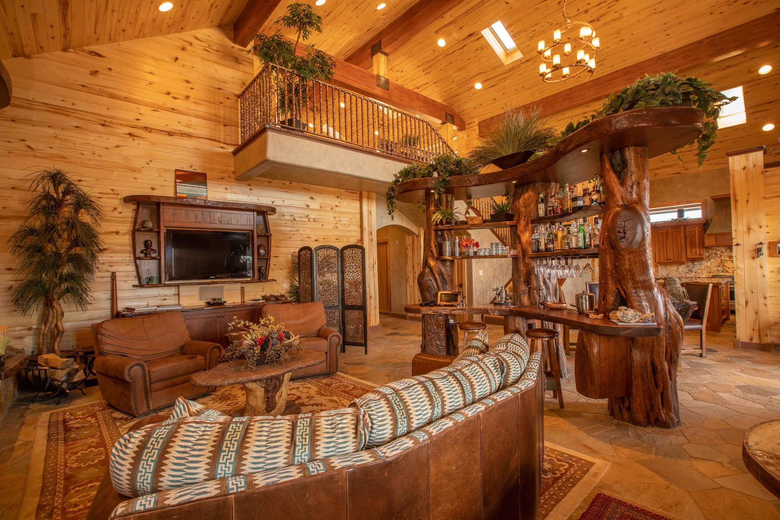 Luxury House, 4 Bedrooms, Non Smoking, Mountain View | Living area | 32-inch Smart TV with digital channels, TV, Netflix