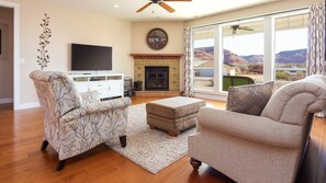 Fernseher, Kamin, Arbeitsbereiche