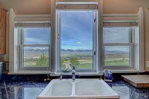 Interior - Upscale Apartment with Panoramic Views (Salmon)