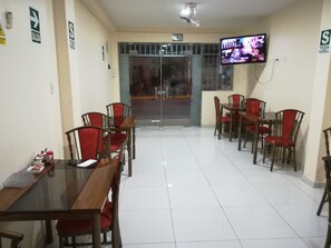 Desayuno con opciones de la cocina local incluido todos los días