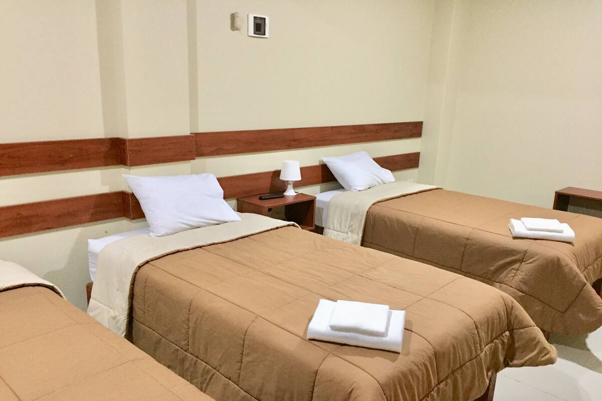 Caja de seguridad en la habitación, wifi gratis y ropa de cama
