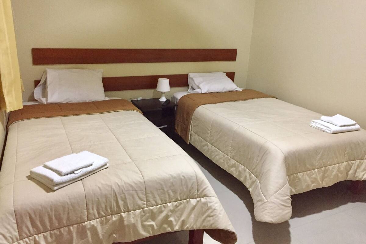 Caja de seguridad en la habitación, wifi gratis y ropa de cama
