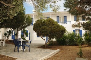 Outdoor dining - Sourmeli Pension (Mykonos)
