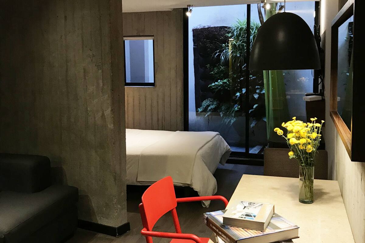 Ropa de cama de alta calidad y caja de seguridad en la habitación
