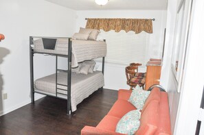 4 habitaciones, tabla de planchar con plancha, wifi y ropa de cama