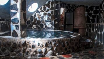 2 kolam renang indoor dan kolam renang outdoor