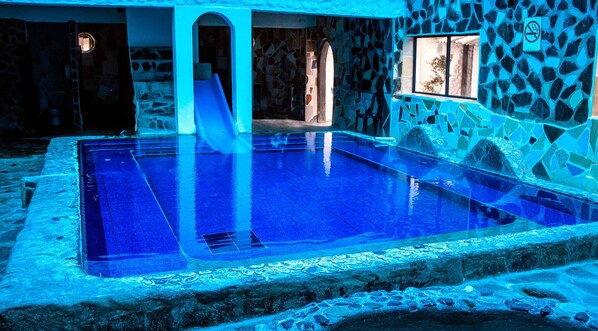 2 piscinas techadas, una piscina al aire libre