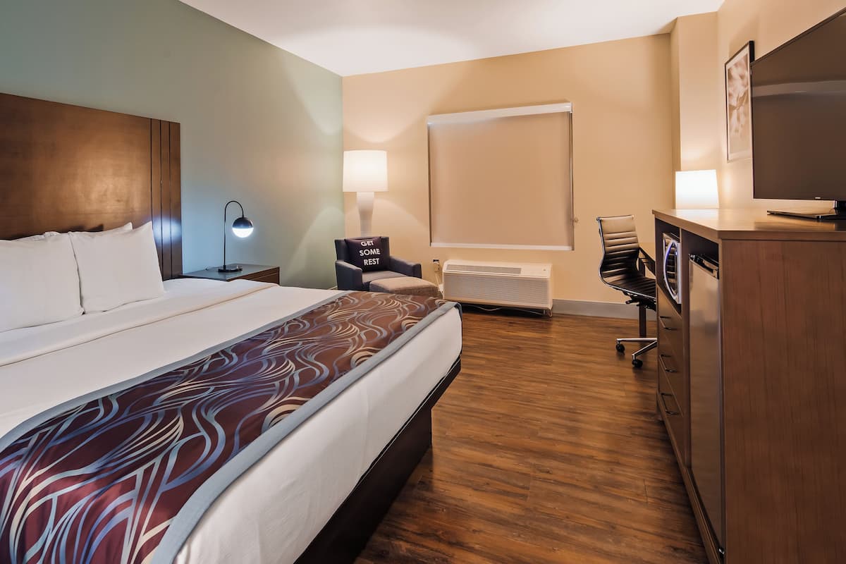 Pillowtop-patjalliset sängyt, työpöytä, silitysrauta/-lauta