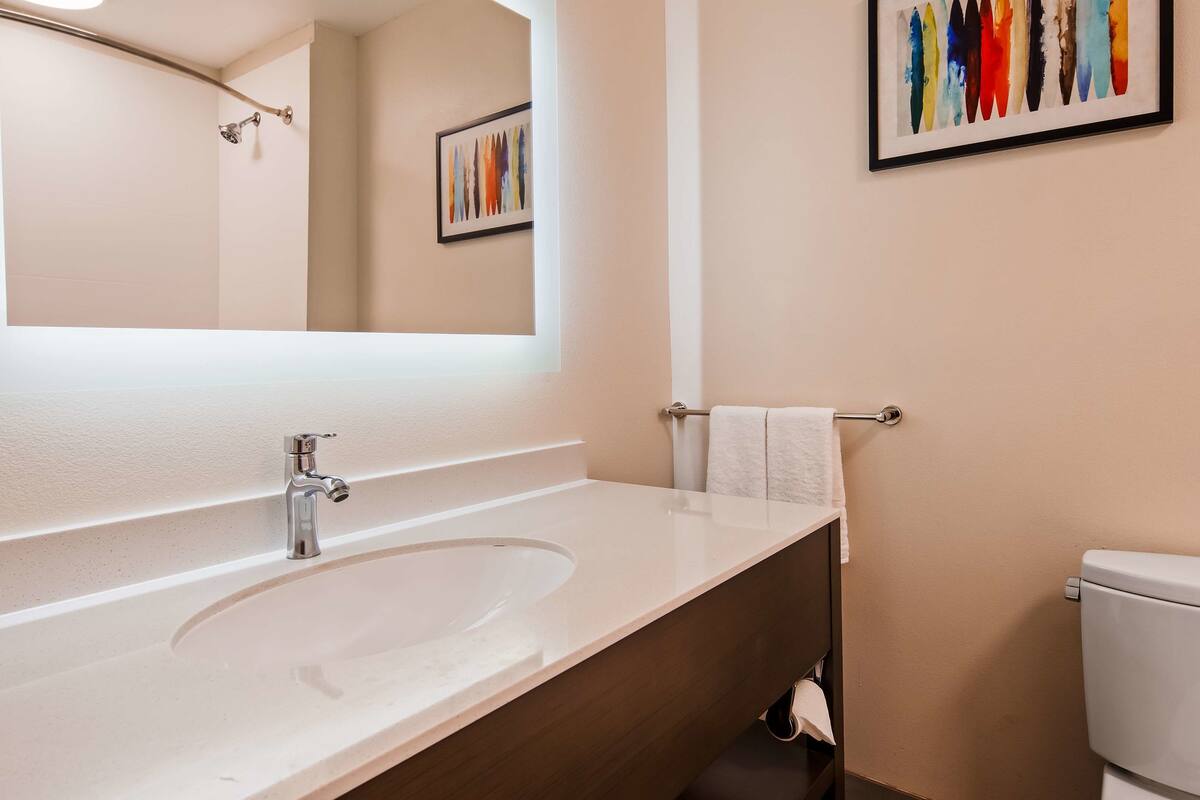 combined shower/bathtub, rainfall showerhead, hair dryer, towels