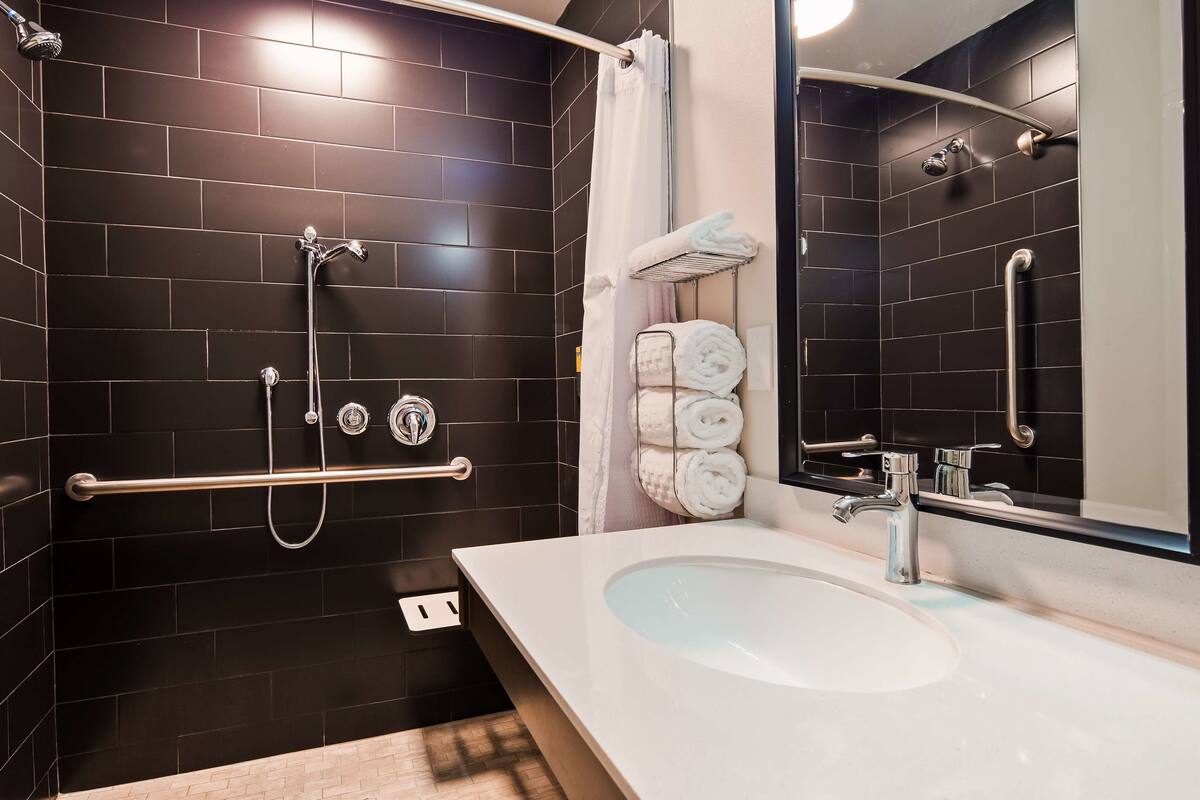 combined shower/bathtub, rainfall showerhead, hair dryer, towels