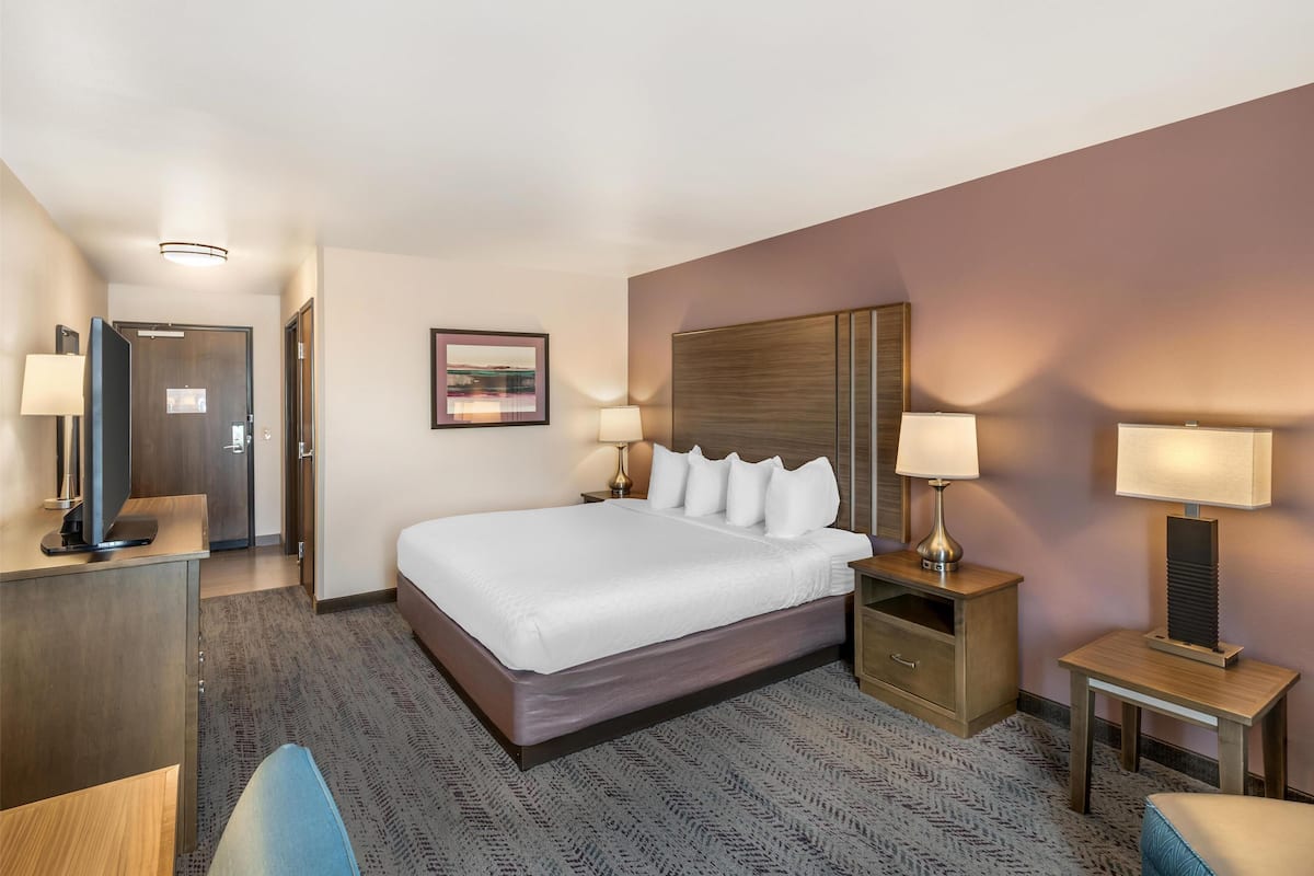 Iron/ironing board, free WiFi, bed sheets