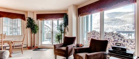 Huoneisto, useita sänkyjä (Centennial 2 Bedroom Condo Unit no. 1) | Olohuone | Takka