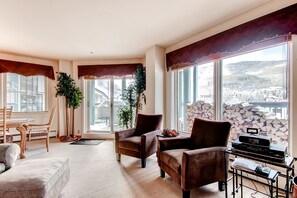 公寓客房, 多張床 (Centennial 2 Bedroom Condo Unit no. 1) | 客廳 | 壁爐