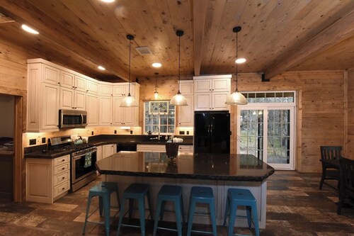 *New Listing* Hot Tub, Indoor Slide, 25 Miles to YNP