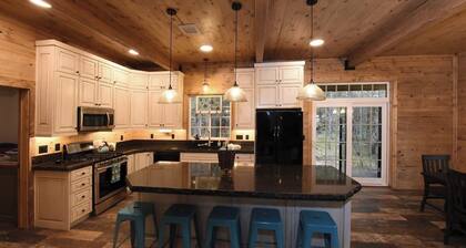 *New Listing* Hot Tub, Indoor Slide, 25 Miles to YNP