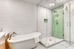 Apartamento, varias camas (Centennial 1 Bedroom  Condo Unit No. ) | Baño