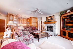 Condo, Plusieurs lits (Centennial 2 Bedroom Condo Unit no. 1) | Salle de séjour | Foyer