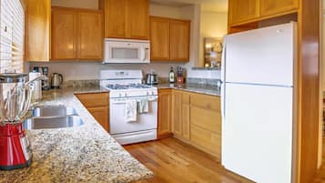 House (3 Bedrooms) | Private kitchen | Fridge, microwave, oven, stovetop