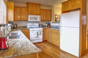 House (3 Bedrooms) | Private kitchen | Fridge, microwave, oven, stovetop - The Pioneer Craftsman House - Closest to Osf (Ashland)