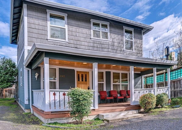 Front of property - The Pioneer Craftsman House - Closest to Osf (Ashland)