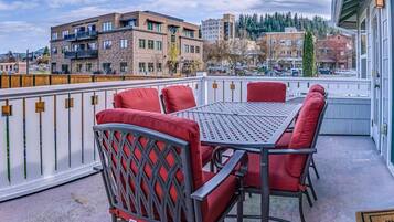 House (3 Bedrooms) | Balcony