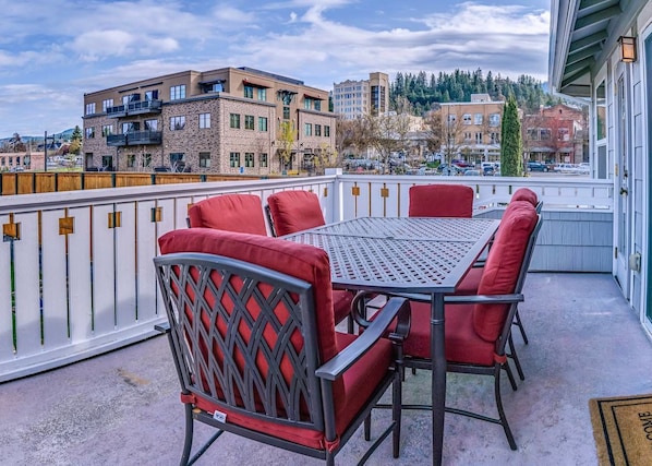 House (3 Bedrooms) | Balcony