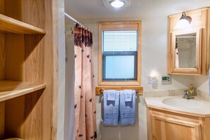 Buồng tắm vòi sen, đồ dùng nhà tắm miễn phí, máy sấy tóc, khăn tắm 