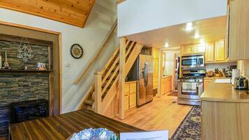 Full-size fridge, microwave, oven, stovetop