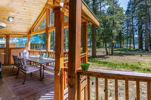 #52 The Cabins at Hyatt Lake - Sleeps 4 -lake View