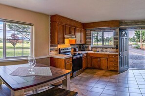 House (1 Bedroom) | Private kitchen - Racing Horse Guest House~free Unlimited Golf (Grants Pass)