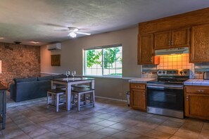 Ferienhaus (1 Bedroom) | Eigene Küche | Großer Kühlschrank, Mikrowelle, Ofen, Herdplatte