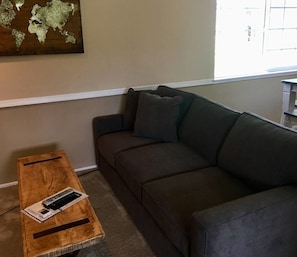 Casa (1 Bedroom) | Área de sala de estar | Televisión 