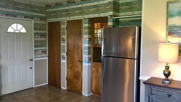 House (1 Bedroom) | Private kitchen | Full-sized fridge, microwave, oven, stovetop