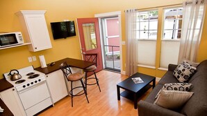 Căn hộ (2 Bedrooms) | Bếp nhỏ riêng | Dụng cụ pha espresso, lò vi sóng, bếp nấu 
