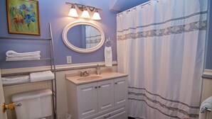 Căn hộ (2 Bedrooms) | Phòng tắm | Vòi sen/bồn tắm kết hợp, đồ dùng nhà tắm miễn phí, khăn tắm 