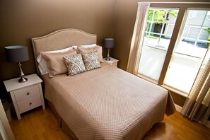 Apartment (2 Bedrooms) | 2 bedrooms, iron/ironing board, free WiFi - Lori Lanes 'juliet Cottage' ~ 2 Bedroom ~ Downtown (Ashland)