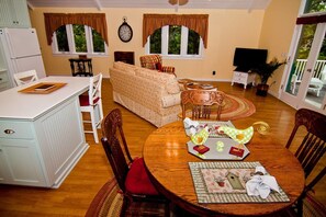 In-room dining - Anderson Creek Barn Cottage - Minutes From Ashland (Talent)