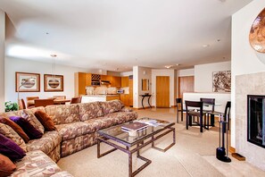 Apartment, Mehrere Betten (Centennial 2 Bedroom Condo unit no. 7) | Wohnzimmer | Fernseher, Kamin