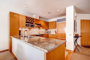 Apartment, Mehrere Betten (Centennial 2 Bedroom Condo unit no. 7) | Eigene Küche
